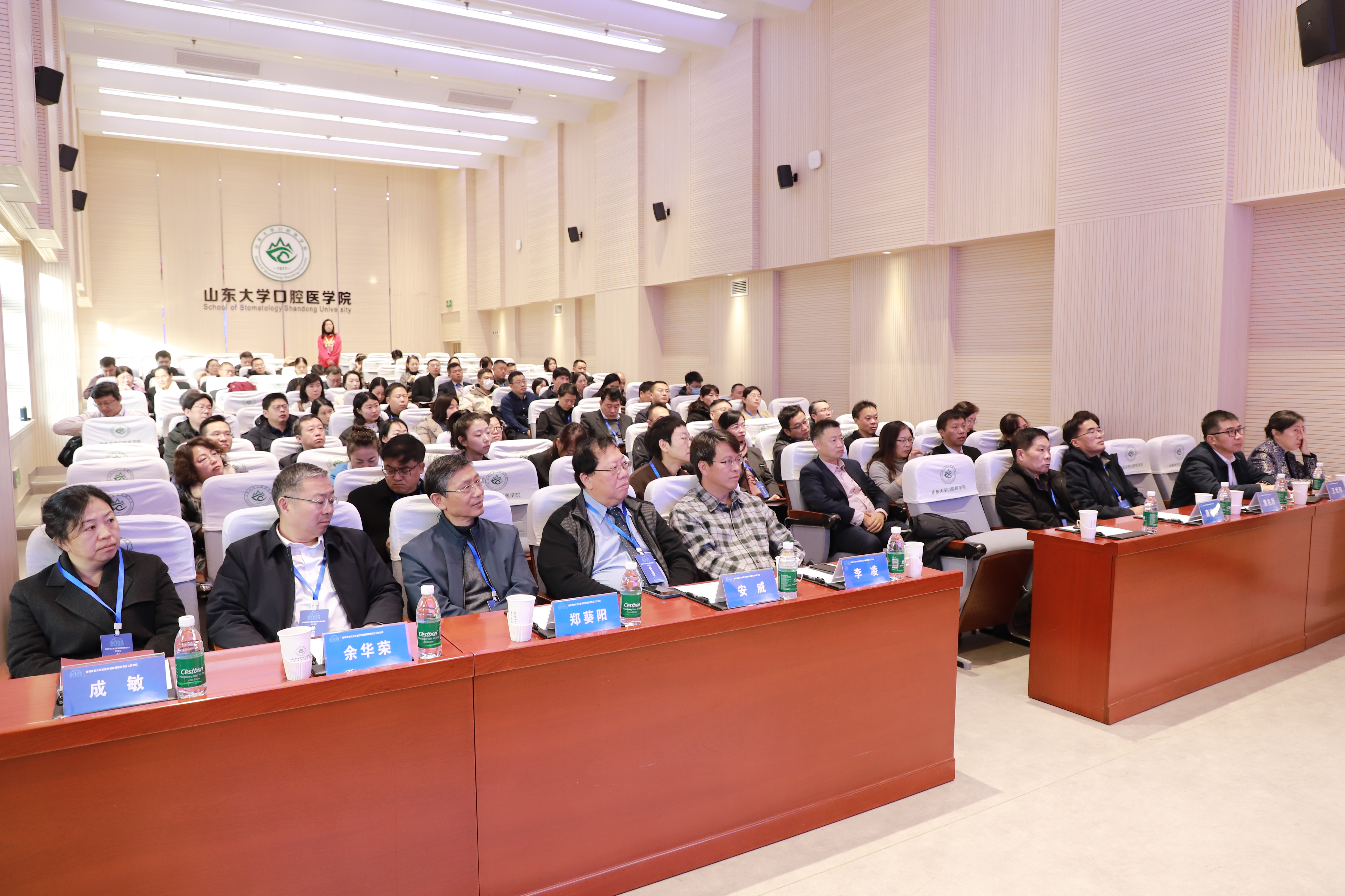 高等学校大学生医学创新竞赛委员会2025年工作会议在新浦京集团350Vp召开